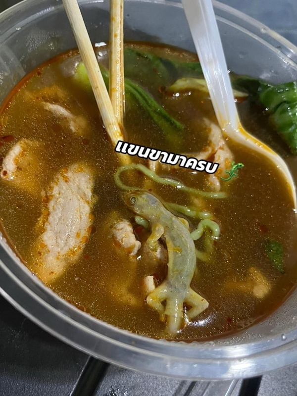 สาวสั่งชาบูเสียบไม้ ช็อกเจอของแถมมาในชาม