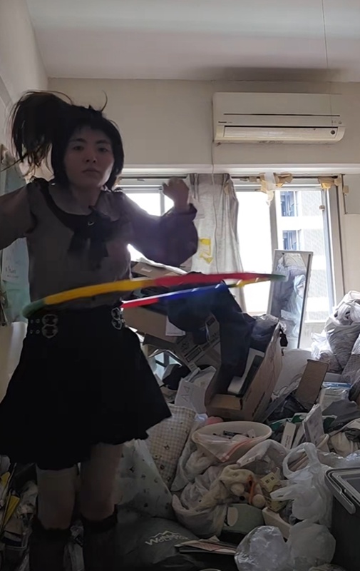 สาวคนดัง TikTok อยู่กับแมลงสาบ 3 หมื่นตัว