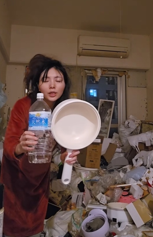 สาวคนดัง TikTok อยู่กับแมลงสาบ 3 หมื่นตัว