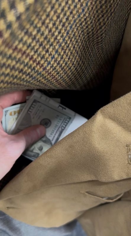 ซื้อเสื้อมือสอง กลายเป็นคนดวงเฮง ได้ของแถมอึ้ง