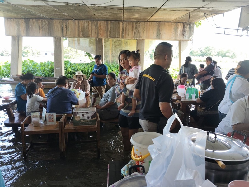 ร้านก๋วยเตี๋ยวน้ำท่วม พลิกวิกฤตเป็นโอกาส