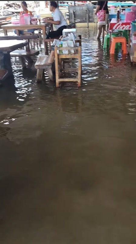 ร้านก๋วยเตี๋ยวน้ำท่วม พลิกวิกฤตเป็นโอกาส