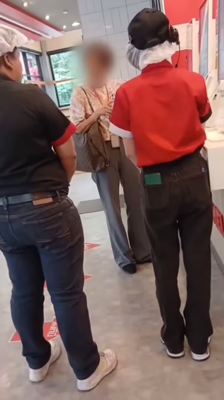 หญิงโวยพนักงาน ฉุนขอดูสลิป