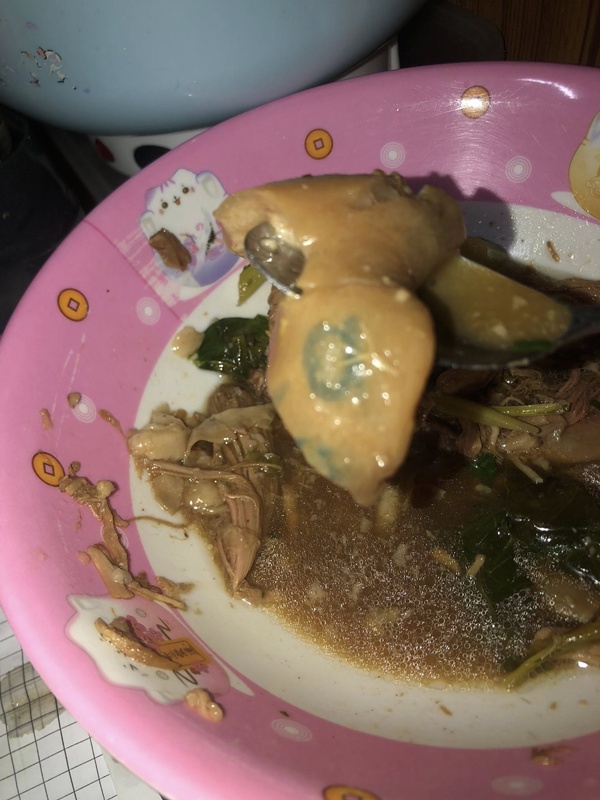 ป้อนขาหมูให้ลูก เจอหมึกเปรอะอาหาร