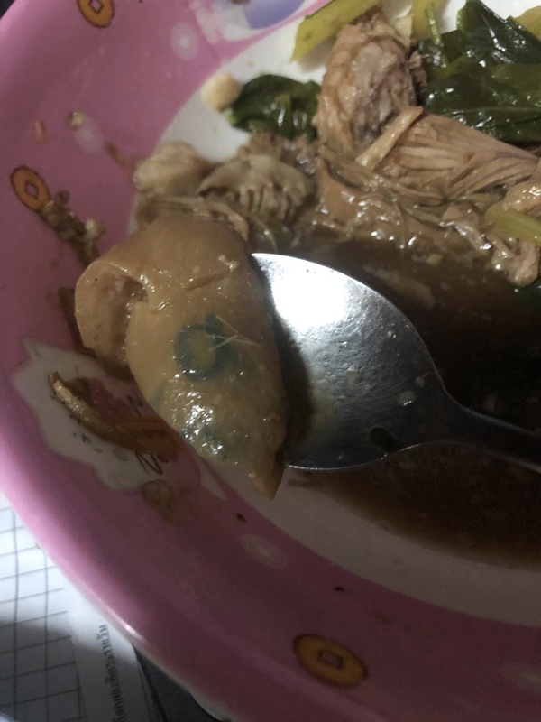 ป้อนขาหมูให้ลูก เจอหมึกเปรอะอาหาร