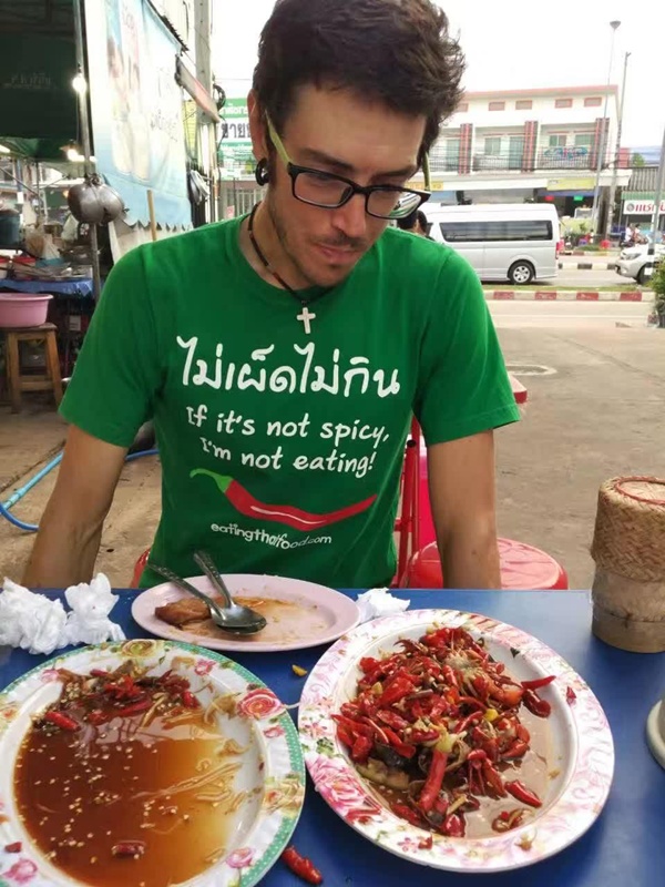 ฝรั่งกินส้มตำไทย