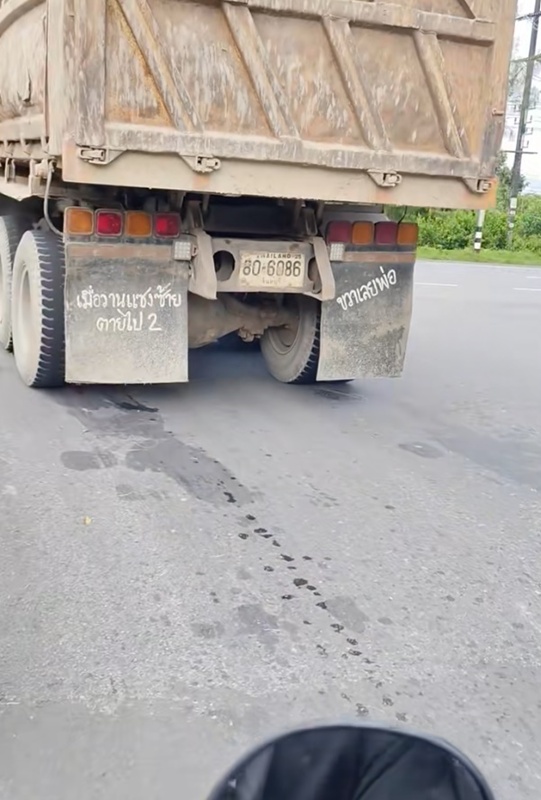 ขี่มอเตอร์ไซค์ กำลังจะคิดแซงซ้ายรถบรรทุก