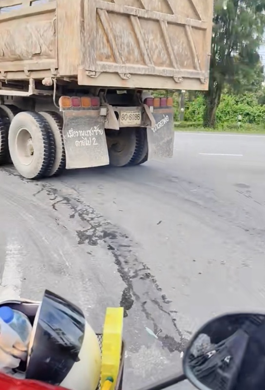 ขี่มอเตอร์ไซค์ กำลังจะคิดแซงซ้ายรถบรรทุก