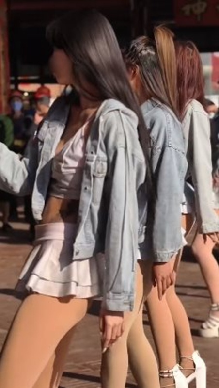 งานวัดไต้หวัน จ้างสาวกระโปรงสั้นเต้นโชว์