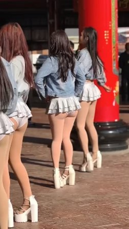 งานวัดไต้หวัน จ้างสาวกระโปรงสั้นเต้นโชว์