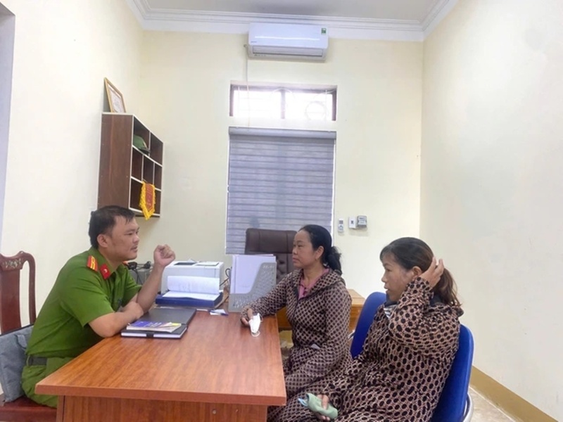 หญิงอายุเท่ากัน ใส่ชุด-ขี่รถเหมือนกัน