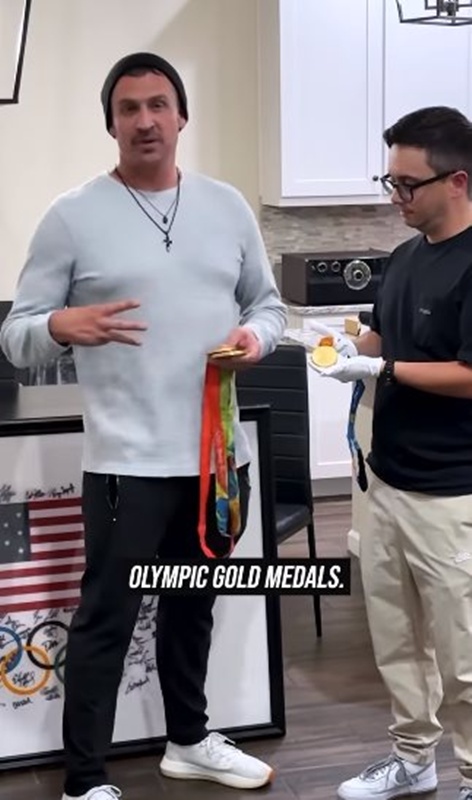 Ryan Lochte ขายเหรียญทองโอลิมปิก
