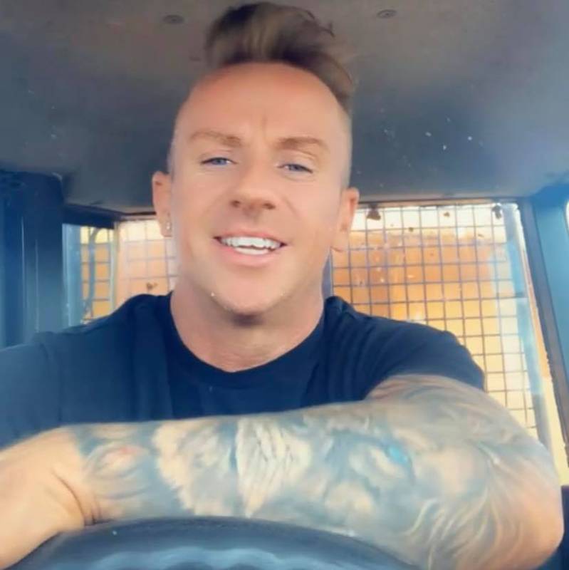 ชายตื่นมาช็อก ผิวกลายเป็นสีฟ้า