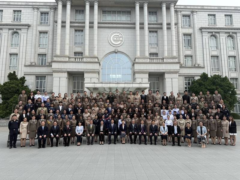 พินิจ จารุสมบัติ ร่วมพิธีปิดหลักสูตรภาษาจีนกลางสำหรับข้าราชการ