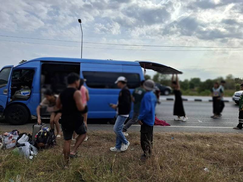 รถตู้คณะหมอลำดัง ซิ่งชนมอเตอร์ไซค์หลายคัน