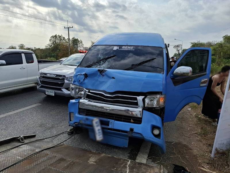 รถตู้คณะหมอลำดัง ซิ่งชนมอเตอร์ไซค์หลายคัน