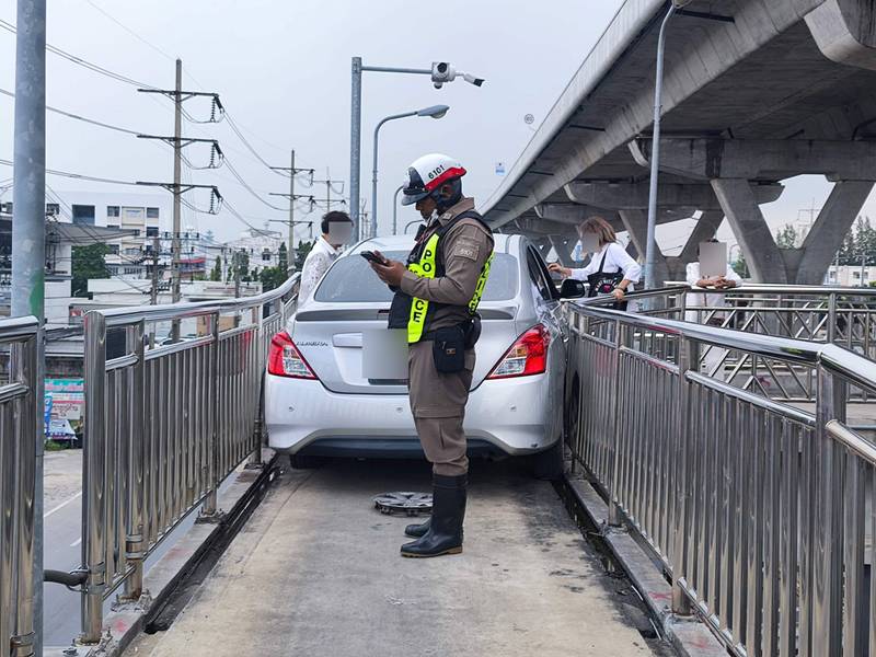 รถติดสะพาน