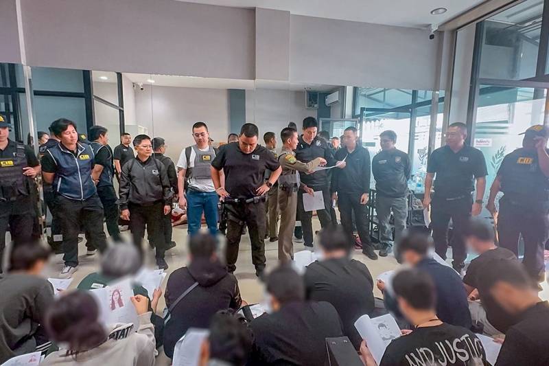 ทลายเว็บพนัน