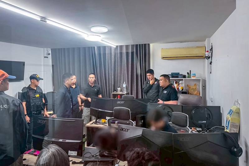 ทลายเว็บพนัน