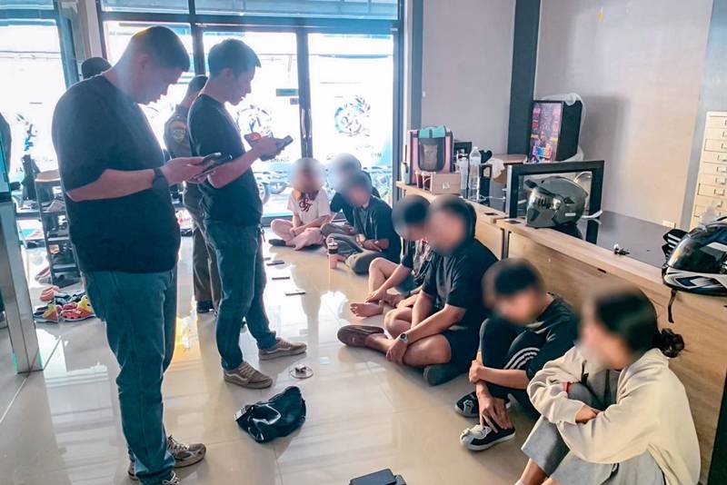 ทลายเว็บพนัน