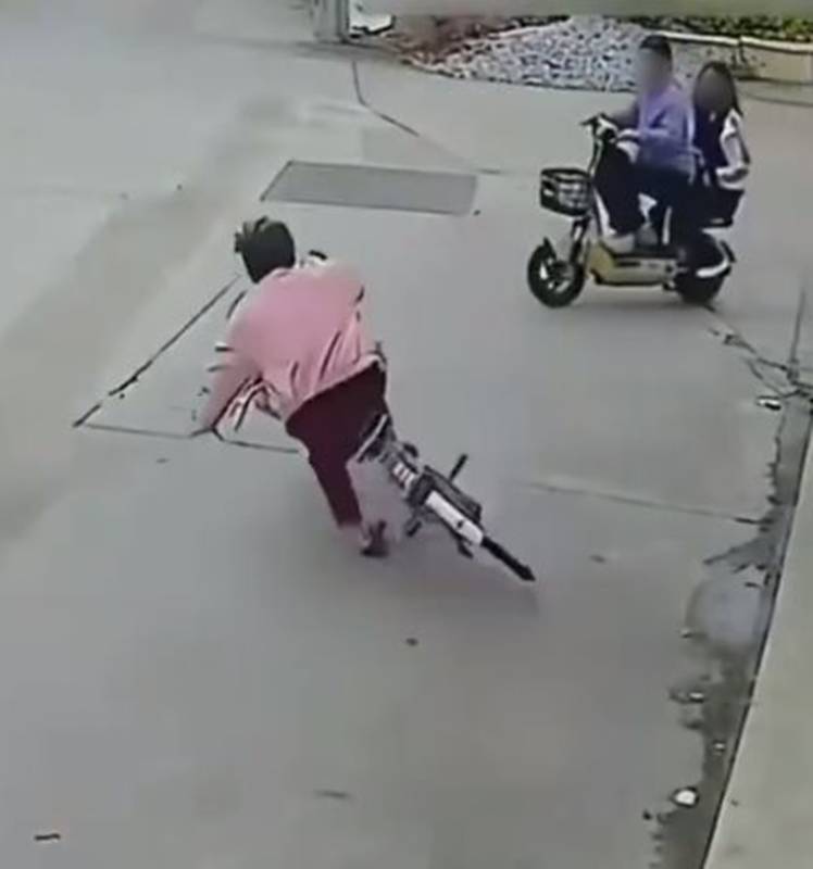 ยายขี่จักรยานล้ม