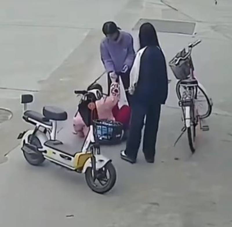 ยายขี่จักรยานล้ม