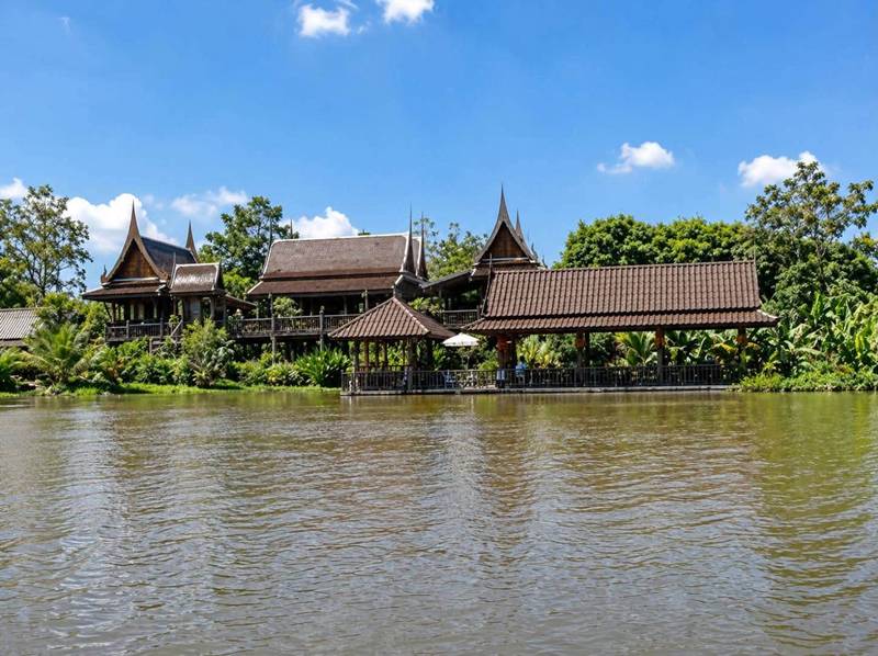 ขายบ้านเรือนไทยโบราณริมน้ำ