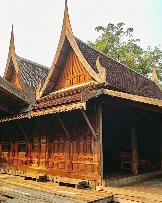 ขายบ้านเรือนไทยโบราณริมน้ำ