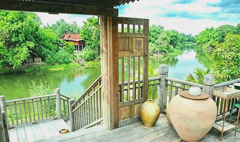 ขายบ้านเรือนไทยโบราณริมน้ำ