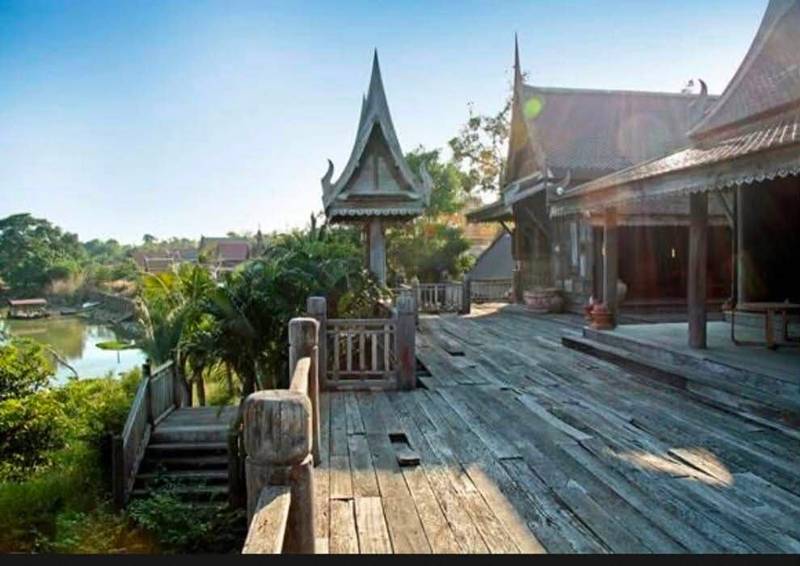 ขายบ้านเรือนไทยโบราณริมน้ำ