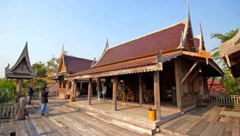 ขายบ้านเรือนไทยโบราณริมน้ำ