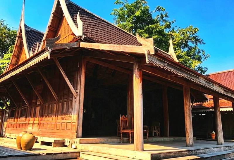 ขายบ้านเรือนไทยโบราณริมน้ำ