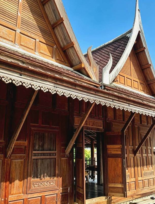ขายบ้านเรือนไทยโบราณริมน้ำ