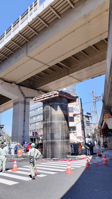 ท่อดำปริศนาโผล่กลางถนน