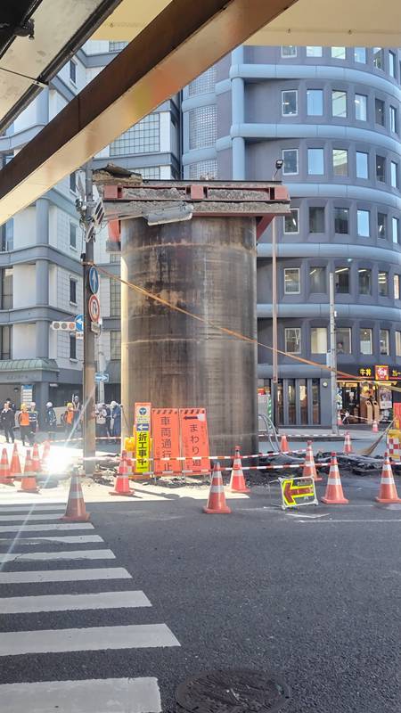 ท่อดำปริศนาโผล่กลางถนน