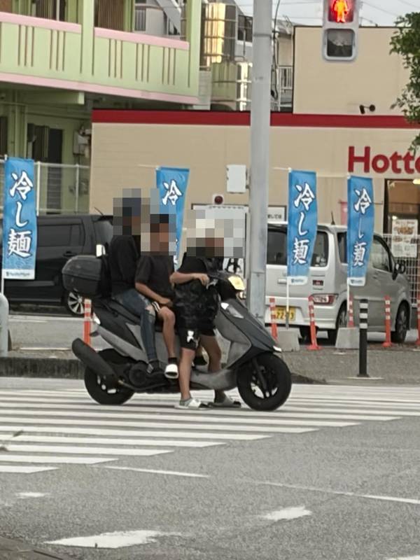 ขี่มอเตอร์ไซค์ซ้อนสาม