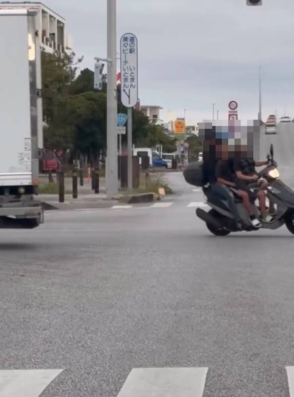 ขี่มอเตอร์ไซค์ซ้อนสาม