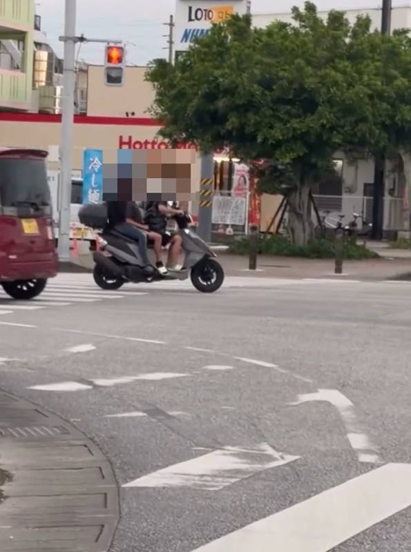 ขี่มอเตอร์ไซค์ซ้อนสาม