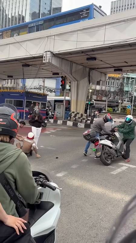 จยย.ฝ่าไฟแดงชนตำรวจ