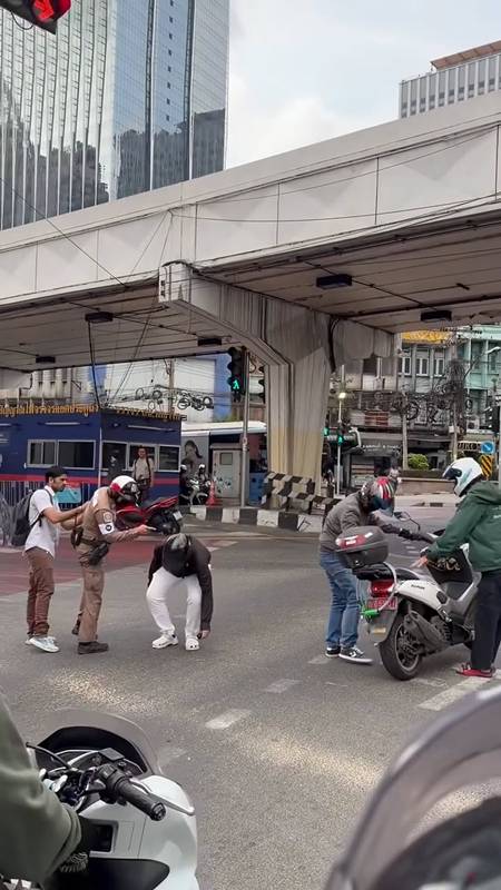 จยย.ฝ่าไฟแดงชนตำรวจ