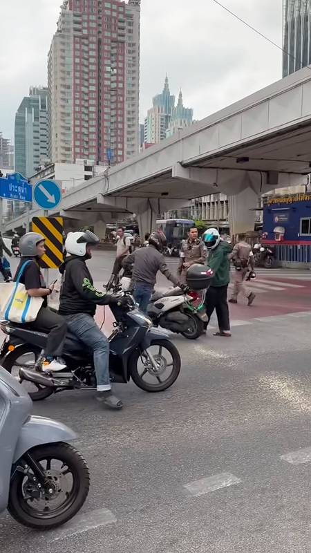 จยย.ฝ่าไฟแดงชนตำรวจ