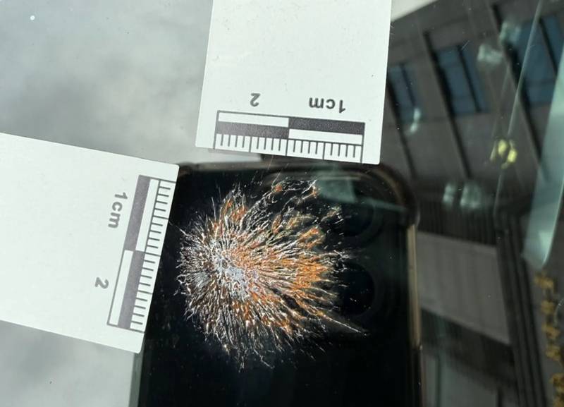 รอยกระสุนบนกระจกรถ