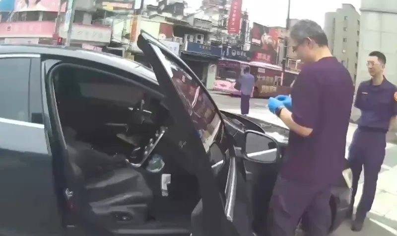 รอยกระสุนบนกระจกรถ