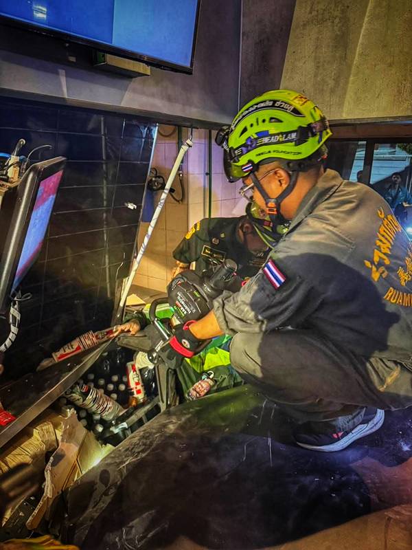 เก๋งพุ่งชนร้านไก่ทอด