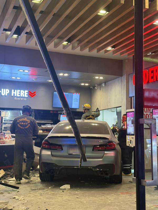 เก๋งพุ่งชนร้านไก่ทอด