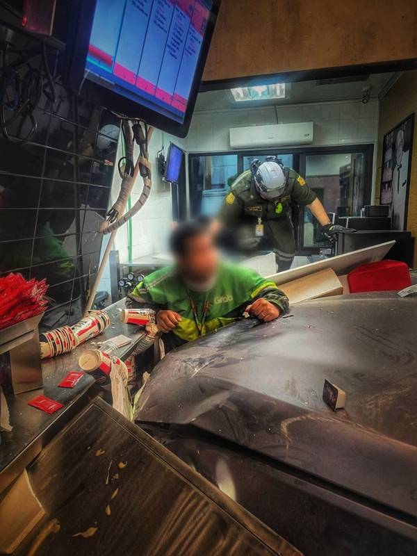 เก๋งพุ่งชนร้านไก่ทอด