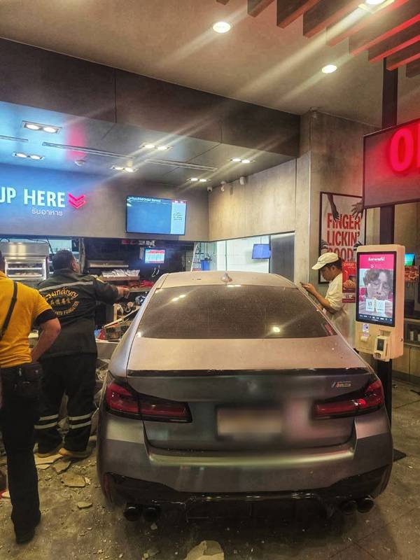 เก๋งพุ่งชนร้านไก่ทอด