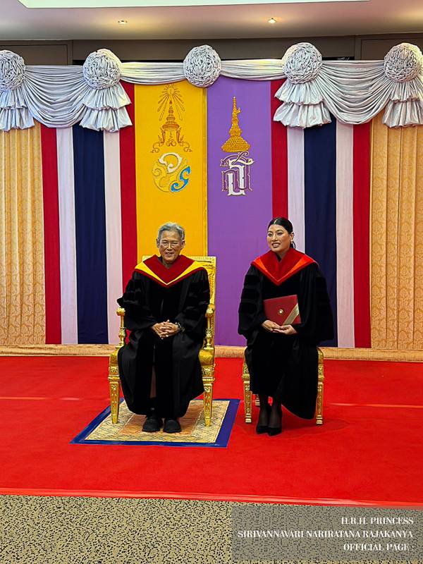 เจ้าฟ้าสิริวัณณวรี เข้ารับพระราชทานปริญญาบัตร