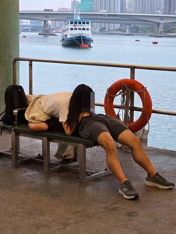 หนุ่มสาวนอนท่าแปลก