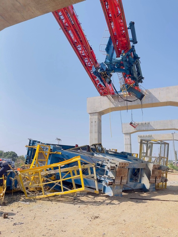 เครนตกใส่รถไฟ